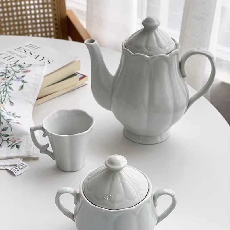 Home Textiles France - กาน้ำชาเซรามิกลายดอกไม้สไตล์ฝรั่งเศสย้อนยุค สีขาวมุกเย็น ชุดน้ำชาสำหรับดื่มยามบ่าย อุปกรณ์ดื่มน้ำชาแบบศิลปะ ของตกแต่งบ้านสำหรับห้องนั่งเล่น